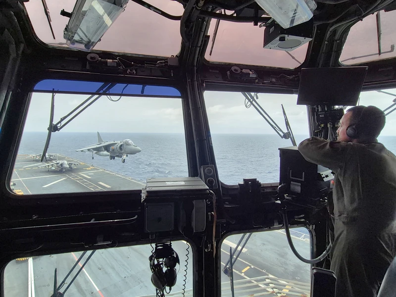 Toma del Harrier en la cubierta del Juan Carlos I durante el despliegue Dédalo 2025. Foto: Estado Mayor de la Defensa
